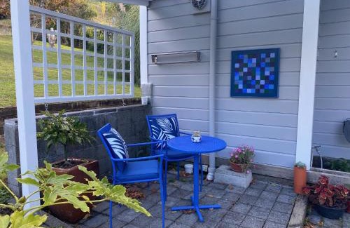 Whanganui House | Superb studio retreat with Spa, Pool & BBQ access
