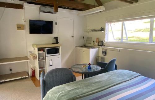 Whanganui House | Superb studio retreat with Spa, Pool & BBQ access