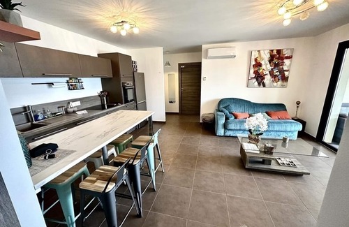 Propriano Apartment | Superb T3 air-conditioned seafront with beach access in the center of Propriano.