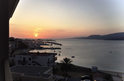 Propriano Apartment | Superb T3 air-conditioned seafront with beach access in the center of Propriano.