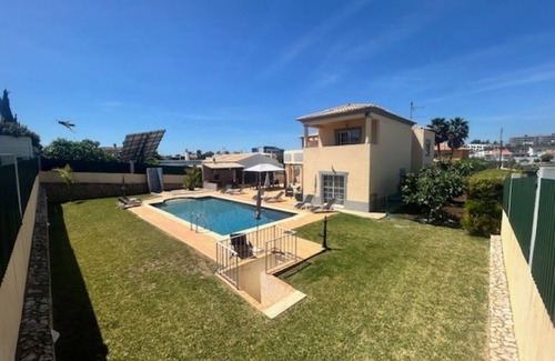 Parchal Villa | Superb villa with private pool in residential area close to beaches