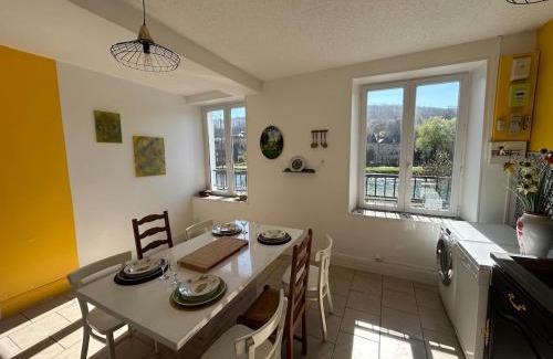 Bogny-sur-Meuse Apartment | Superbe appart rénové vue sur Meuse Le Chic dans le pré