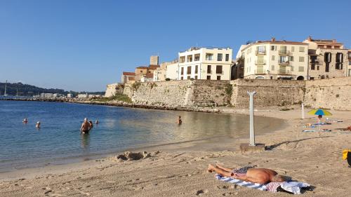 Antibes Old Town Apartment | Superbement rénové studio duplex Vieil Antibes