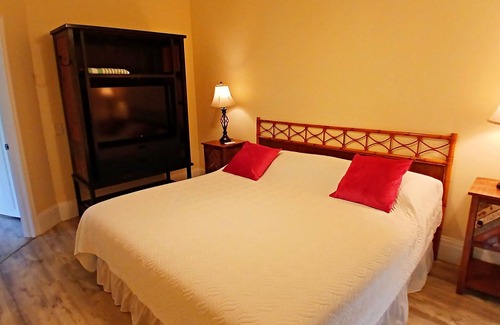 Cockburn Town Hotel | Superior 2 bedrooms 2 bathrooms Suite - FLIRTY FLAMINGOS - Grand Turk Island!