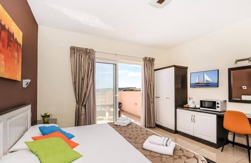 Xewkija House | Superior Double Room with Terrace with Swimming Pool