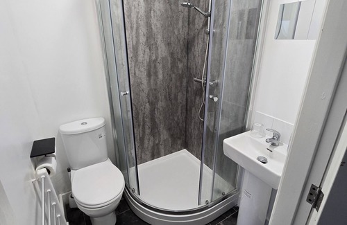 Brierfield Apartment | Superior Double Room Ensuite with Shower Room 6