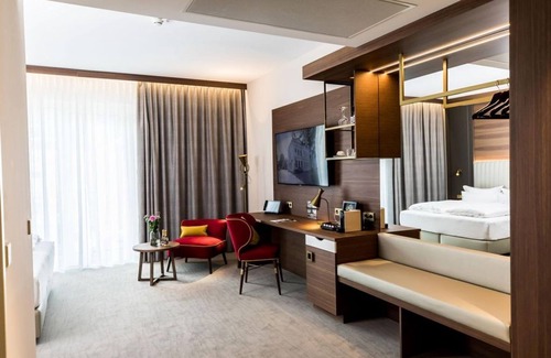 Center House | Superior double room with balcony, shower, WC - Hotel am Schloss