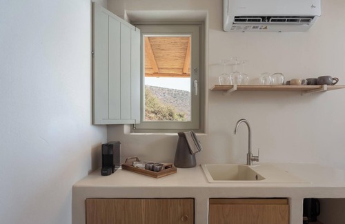 Neon Oitylo Apartment | Superior Duplex Suite by Yerma Suites Limeni