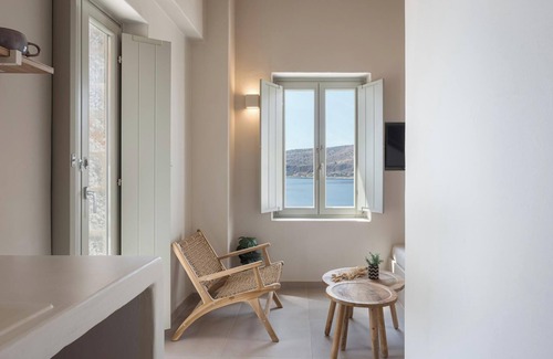 Neon Oitylo Apartment | Superior Duplex Suite by Yerma Suites Limeni