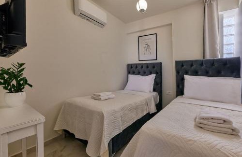 Stavromenos Apartment | Superior family apartment w/pool dining area
