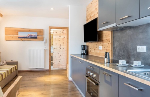 Gudon Apartment | Superior Holiday Apartment 'Marialisa Tulip' with Mountain View, Whirlpool & Wi-Fi