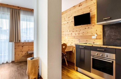 Gudon Apartment | Superior Holiday Apartment 'Marialisa Apt Orchidee' with Mountain View, Whirlpool & Wi-Fi