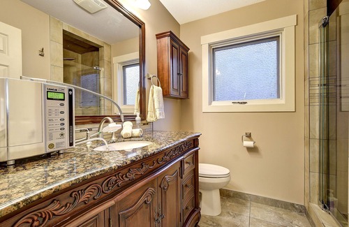 Central Okanagan Bed & Breakfast | Superior Room With Shared Bathroom