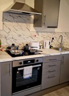 Grangetown Apartment | SuperValue Suite 10 - Fast WiFi, Hotel Linen, Keyless Entry, City only 10 Mins - BY PROPERTY PROMISE