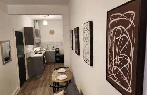 Grangetown Apartment | SuperValue Suite 2 - Fast WiFi, Hotel Linen, Keyless Entry, City only 10 Mins - BY PROPERTY PROMISE