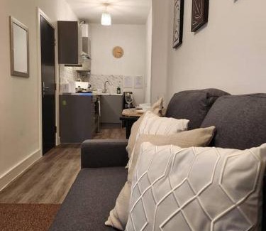 Grangetown Apartment | SuperValue Suite 2 - Fast WiFi, Hotel Linen, Keyless Entry, City only 10 Mins - BY PROPERTY PROMISE