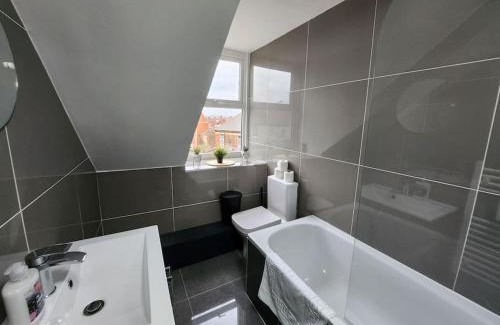 Grangetown Apartment | SuperValue Suite 3 - Fast WiFi, Hotel Linen, Keyless Entry, City only 10 Mins - BY PROPERTY PROMISE