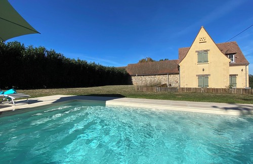 Domme House | "Sur la colline": country house with heated pool, near Sarlat.