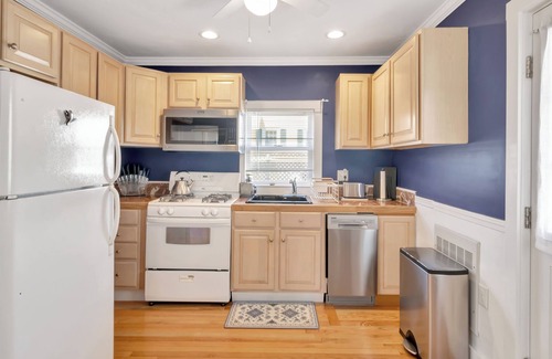 Kenberma House | Sur la Sand is STEPS from the ocean! renovated, clean, Wifi, and pet friendly!