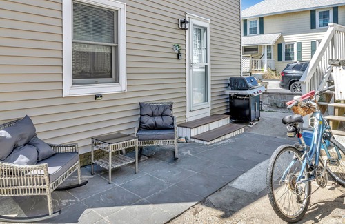 Kenberma House | Sur la Sand is STEPS from the ocean! renovated, clean, Wifi, and pet friendly!