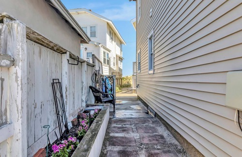Kenberma House | Sur la Sand is STEPS from the ocean! renovated, clean, Wifi, and pet friendly!