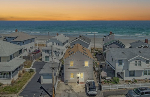 Kenberma House | Sur la Sand is STEPS from the ocean! renovated, clean, Wifi, and pet friendly!