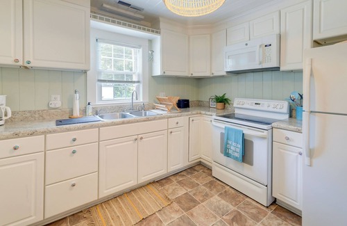 Holly Ridge Cottage | Surf City Cottage w/ Spacious Deck - 2 Mi to Beach