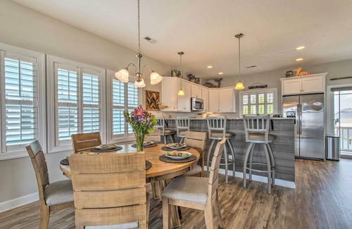 Surf City Cottage | Surf City Escape w/6 Decks: Steps To Beach