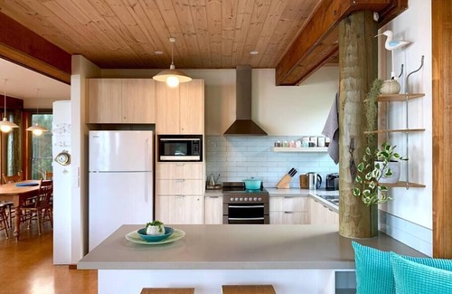 Separation Creek House | Surf Shack - Beach Front