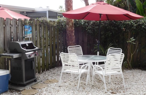Siesta Key Apartment | SURF SHACK, EFFICENCY COTTAGE A SHORT WALK TO BEACH AND VILLAGE