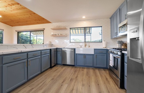 Oak Shores House | Surf Shack- Exclusive Lakefront 5bd w/Boat Slip