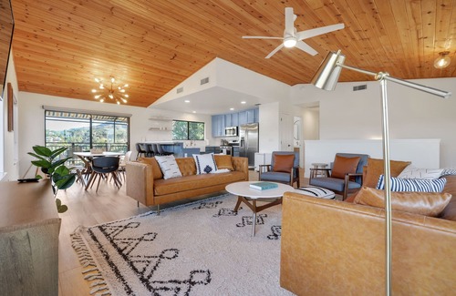 Oak Shores House | Surf Shack- Exclusive Lakefront 5bd w/Boat Slip