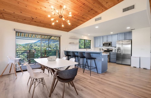 Oak Shores House | Surf Shack- Exclusive Lakefront 5bd w/Boat Slip