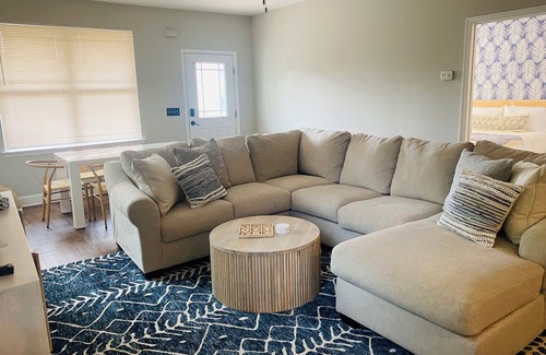 Osborn Island House | “Surf Shack” within walking distance to the beach!