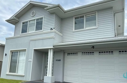 Catherine Hill Bay House | Surfers Paradise- Beach, pet friendly & pool table