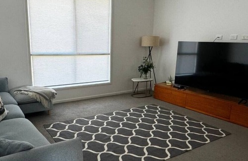 Catherine Hill Bay House | Surfers Paradise- Beach, pet friendly & pool table