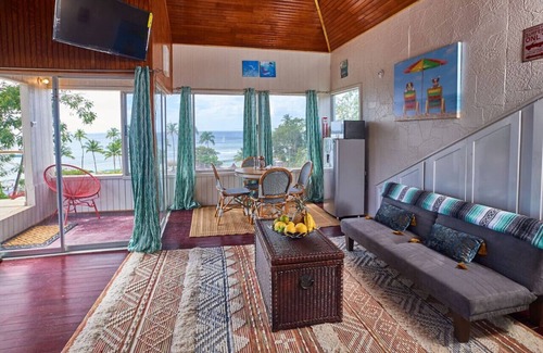 Black Rock House | Surfers Paradise Villa & Lounge 7BRs Sleeps 34Ppl