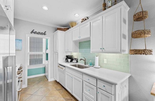 Galveston Condo | "Surfin Safari" - 2B/2B BEACHFRONT, gated, NEW REMODEL, washer/dryer, FRONT ROW