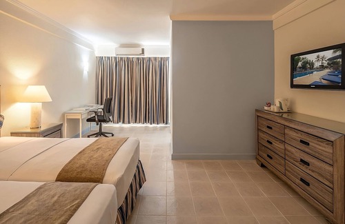 St. Lawrence Gap Hotel | Surfing Break at Bathsheba! 3 Pool View Units w/Balconies! FREE Parking, Pool!