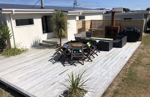 Colac Bay House | Surfs up beach Bach