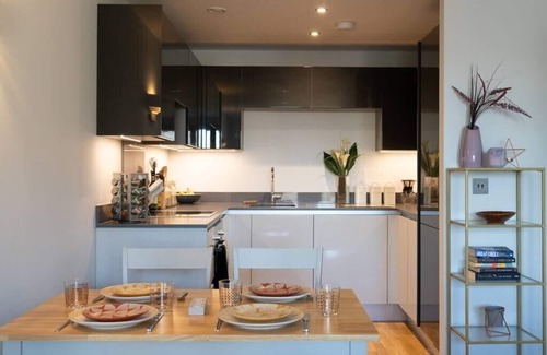 Chilworth Apartment | Surrey Hills Escape: Riverside Walks and Quick Links