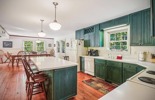 Old Timberline House | Surrounded by peace, quiet, and nature~welcome to Woodhaven!
