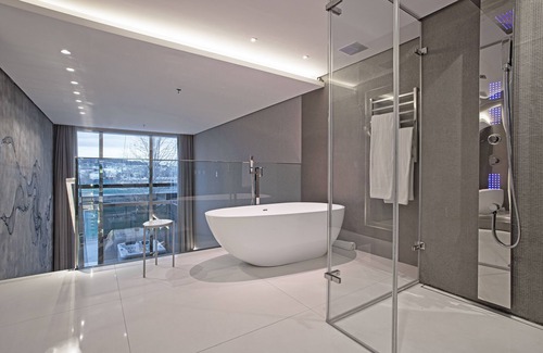 Pinhais Hotel | Suryaa Hotel Pinhais, Curio Collection by Hilton
