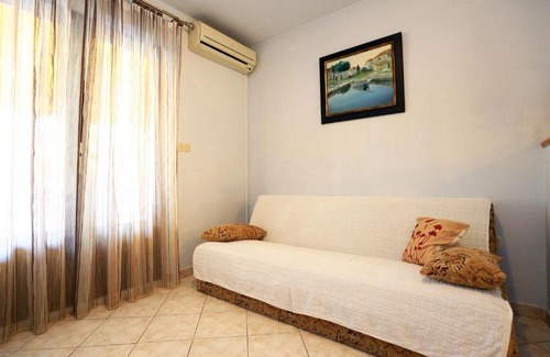 Sutomiscica Apartment | Sutomiscica Apartment Sleeps 5 WiFi