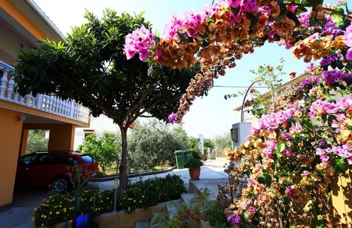 Sutomiscica Apartment | Sutomiscica Apartment Sleeps 5 WiFi
