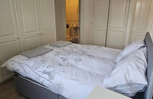 Carshalton Central House | Sutton/London 4 Double Bed Detached House, 30 min to Central London/Wimbledon