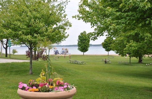 Suttons Bay Apartment | Suttons Bay-across from Marina Park/Beach/By wineries, Brewery/Beautiful Sunrise