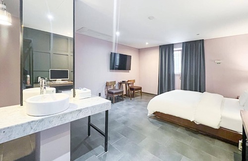 Guun-dong Hotel | Suwon Guundong Rampart