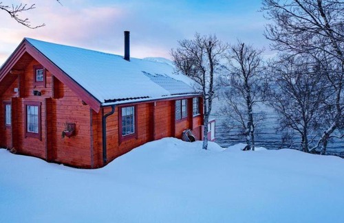 Lyngen House | Svensby Villa Sleeps 5 WiFi