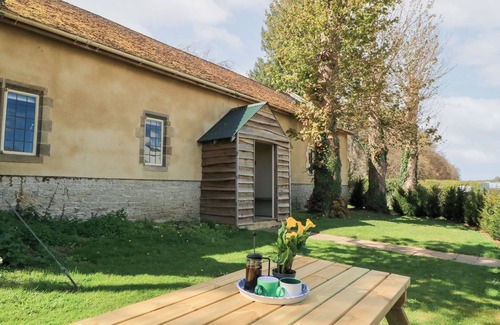 Cheltenham Cottage | SWALLOW STUDIO, pet friendly, with a garden in Andoversford